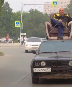 Русские мужики повторили трюк мистера Бина, который рулил с помощью веревок и швабры, сидя в кресле на крыше машины (видео)