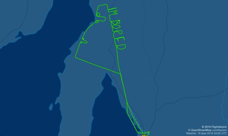 Пилот пролетел почти 700 км, чтобы сделать в небе гигантскую надпись «Мне скучно» и нарисовать неприличную фигуру