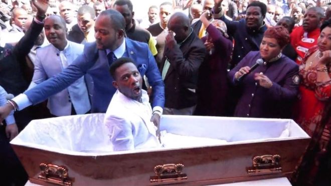Пастора из ЮАР собираются судить за фейковое воскрешение из мертвых