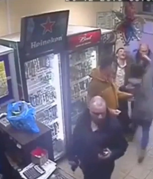 Кассирша послала в нокаут дебошира (видео прилагается) и влюбила в себя иностранцев в Сети