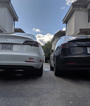 Русскому иммигранту в США запретили ездить на Tesla с «неприличным» номером