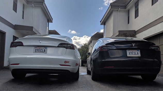 Русскому иммигранту в США запретили ездить на Tesla с «неприличным» номером