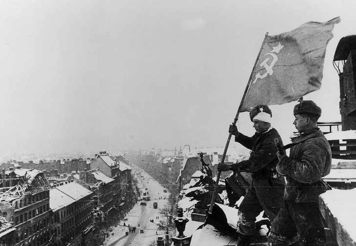 Советские солдаты подняли красный флаг. Будапешт, декабрь, 1945