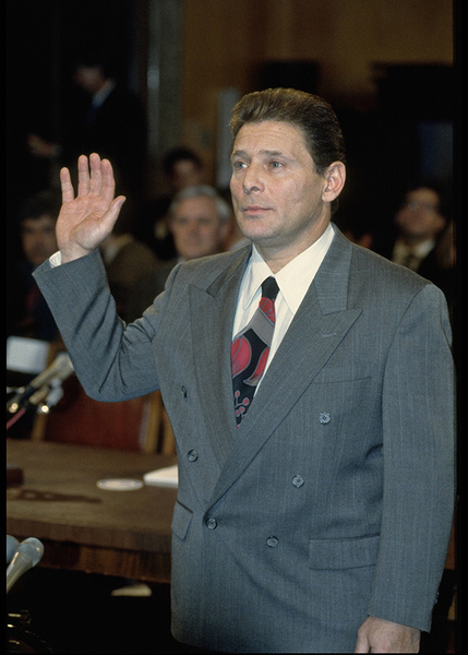 Сэмми Гравано дает показания в суде против Джона. 1 апреля 1993 г.