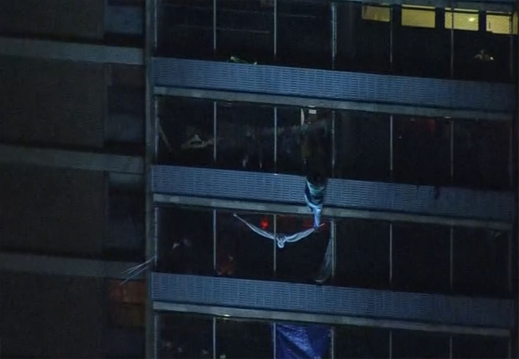 Житель Филадельфии спустился по окнам с 19-го этажа, спасаясь от пожара (видео)