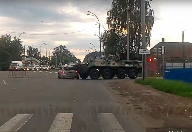 Заурядное российское ДТП: БТР врезается в легковушку (видео) Заурядное российское ДТП: БТР врезается в легковушку (видео)