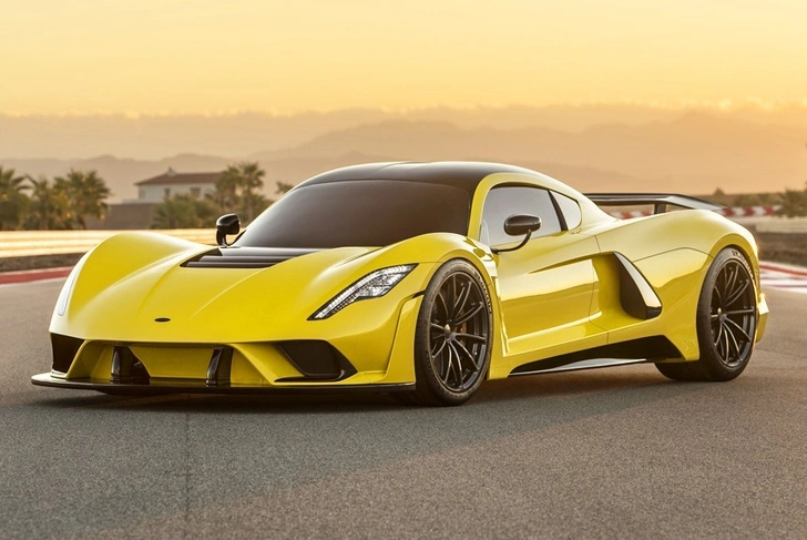 Снаряженная масса Hennessey Venom F5 — всего 1338 кг. А мощность при этом — 1622 л.с.!