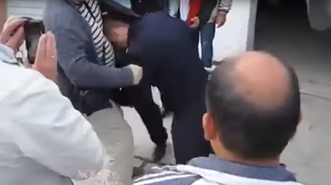 Полицейский «ударил» сам себя рукой пенсионера и упал на землю (ВИДЕО) Полицейский «ударил» сам себя рукой пенсионера и упал на землю (ВИДЕО)