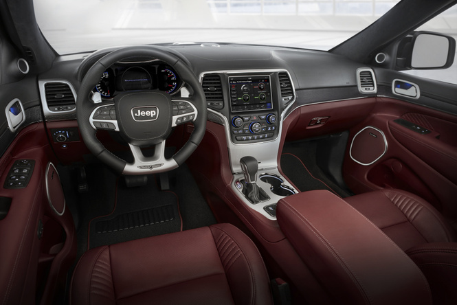 На нашу планету вторгся 717-сильный Jeep Grand Cherokee На нашу планету вторгся 717-сильный Jeep Grand Cherokee