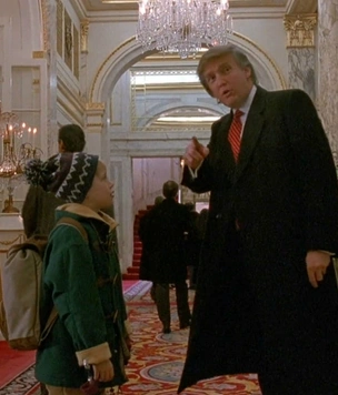 Все роли Дональда Трампа в кино в одном видео (и это не только «Один дома — 2»)