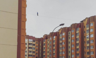 Фото №1 - Воронежская «Прогулка»: экстремалы прошлись по канату между многоэтажками