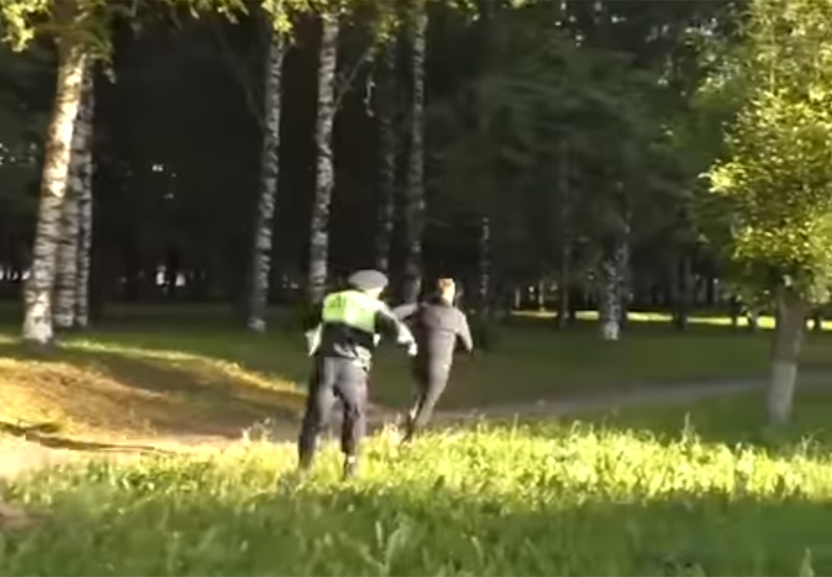 Погоня в зеленограде. Погоня в лесу. Гаишник бежит. Полицейский бежит. Полиция гонится за преступниками.